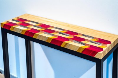 LES PIEDS SUR LA TABLE, MARQUETERIE DE PAILLE