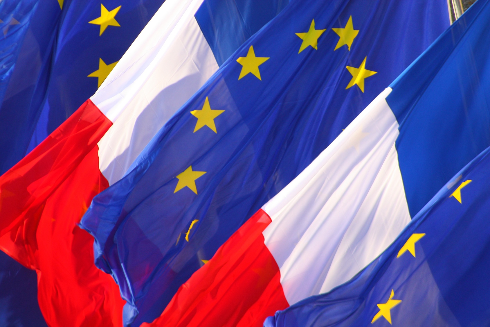 Drapeaux européen et français - Salon International du Patrimoine Culturel