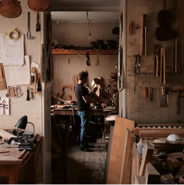 FACTURE INSTRUMENTALE : VOYAGE À MIRECOURT, TERRE DE LUTHIERS