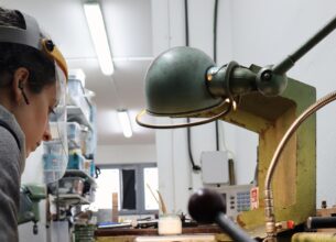 Marion Mezenge, tourneuse sur métal et fabricante de luminaires