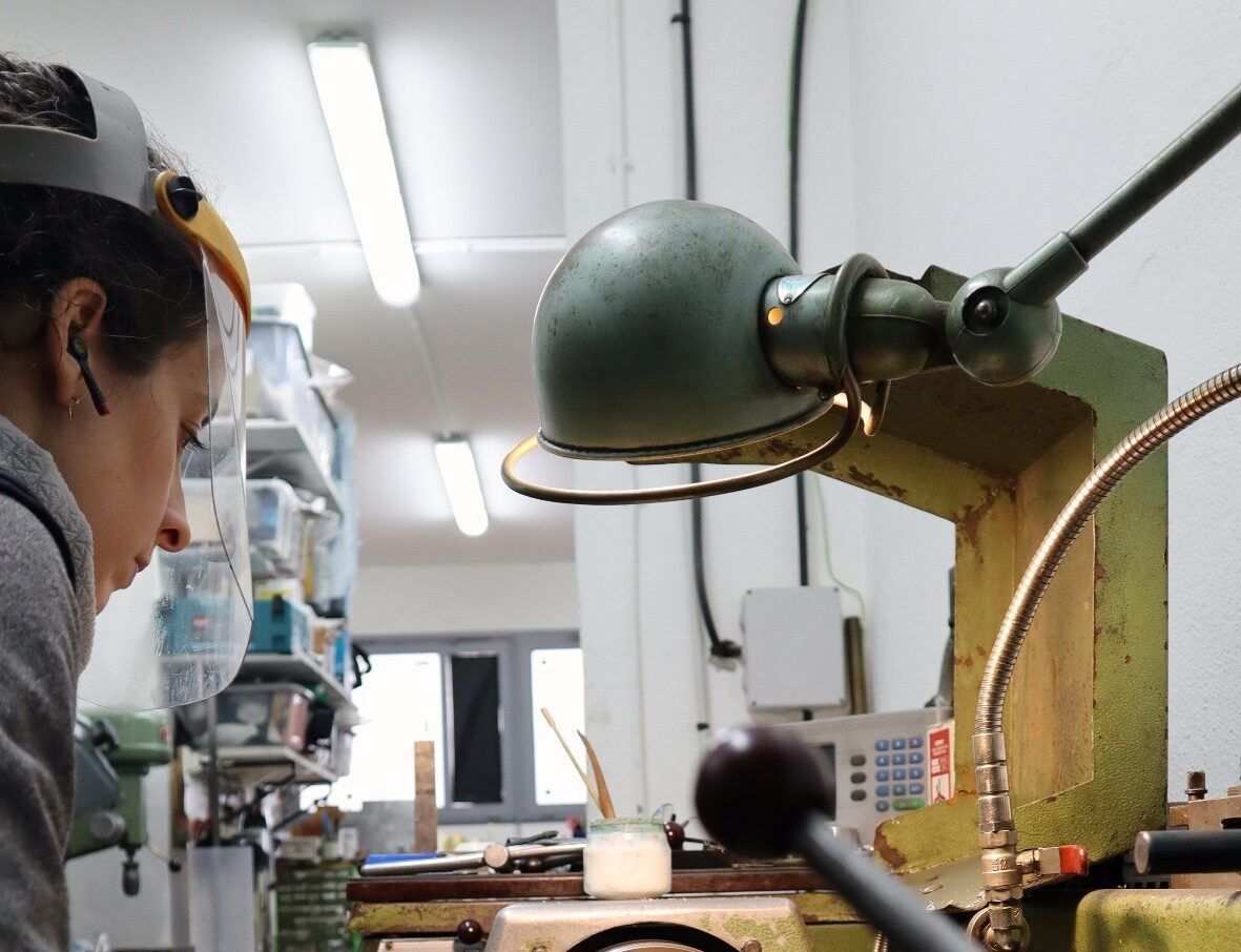 Marion Mezenge, tourneuse sur métal et fabricante de luminaires