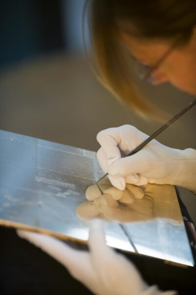 Atelier Aura, verre églomisé — technique de dorure sous verre héritée de l'Antiquité