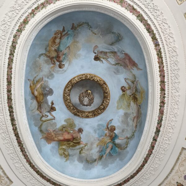 Décor peind d’un plafond et moulures présentes